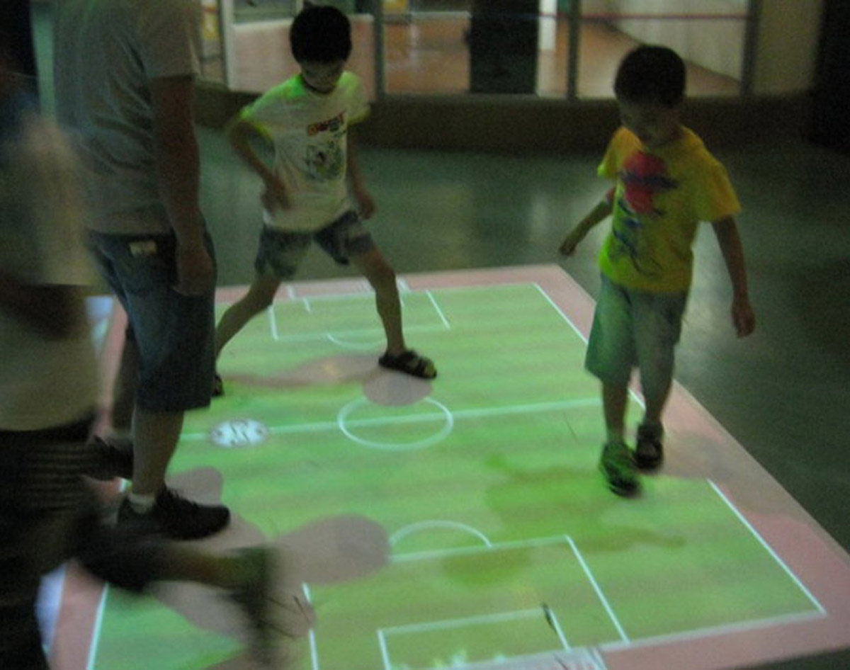 媒体互动和小朋友们玩虚拟足球.jpg